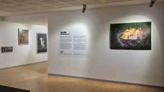Exposici&oacute;n Ve&ntilde;en Corvos Voando Baixo, Sala Menador, Castell&oacute;n de la Plana